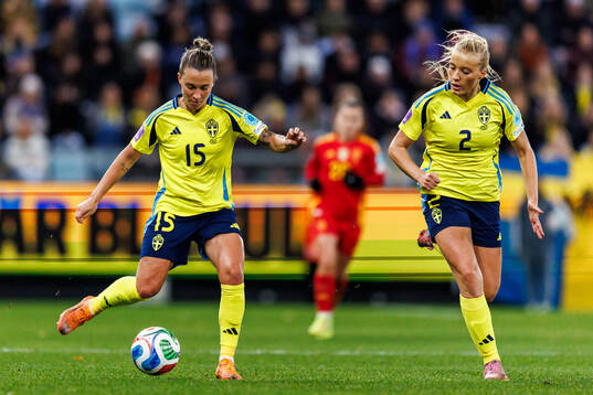 Julia Zigiotti Olme and Smilla Holmberg of Sweden