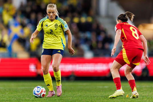 Smilla Holmberg of Sweden and Mariona Caldentey of Spain