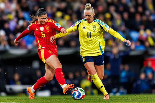 Maria Mendez of Spain and Stina Blackstenius of Sweden