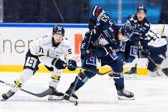 HV71s Aleksi Heponiemi och Linköpings Adam Hofbauer