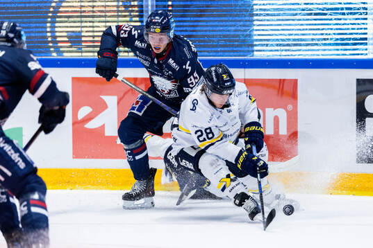 Linköpings Oliver Johansson och HV71s Justin Glenn Kloos