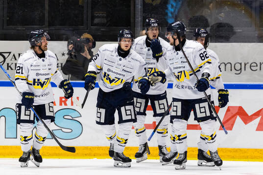 HV71s Linus Lindström jublar