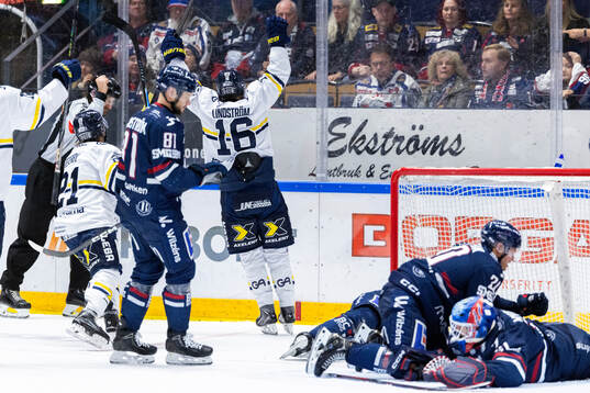 HV71s Linus Lindström jublar