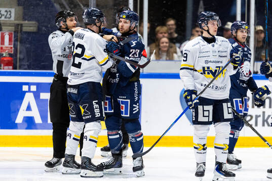 HV71s Santeri Hatakka och Linköpings Robin Kovacs