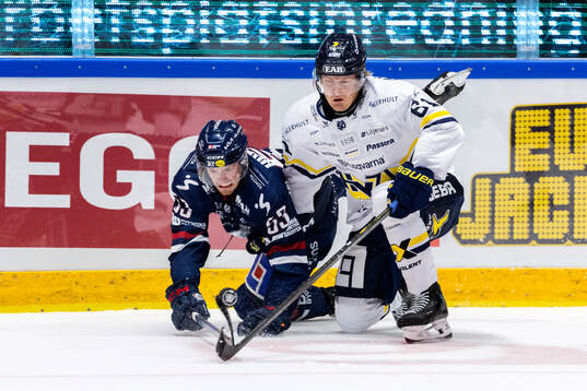 Linköpings Adam Hofbauer och HV71s Axel Rindell