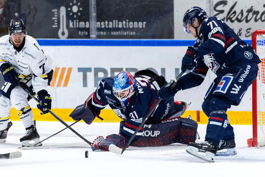 HV71s Lukas Rousek och Linköpings målvakt Jesper Myrenberg