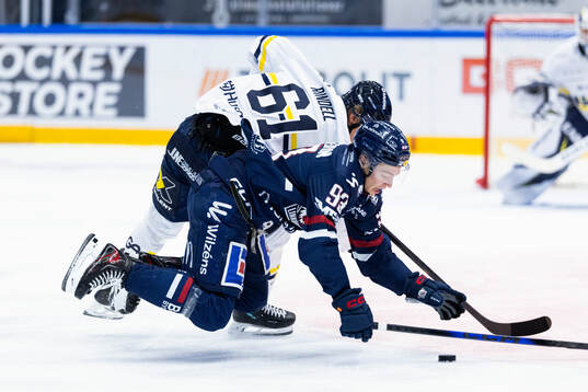 HV71s Axel Rindell och Linköpings Oliver Johansson
