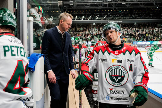 Frölundas tränare Robert Ohlsson och Nicklas Lasu deppar