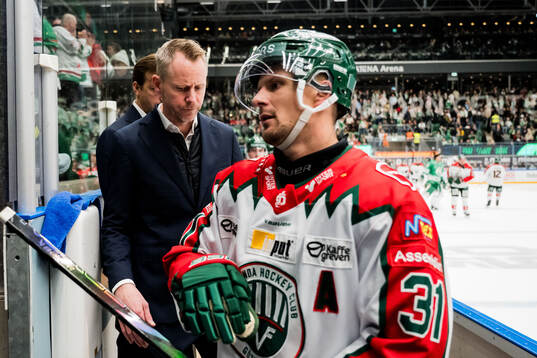 Frölundas tränare Robert Ohlsson och Nicklas Lasu deppar