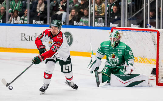 Frölundas Nicklas Lasu och Rögles målvakt Christoffer