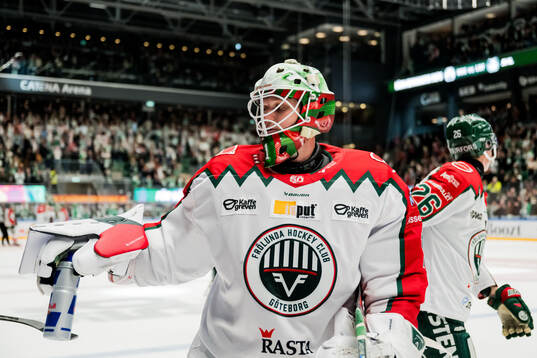 Frölundas målvakt Lars Johansson deppar