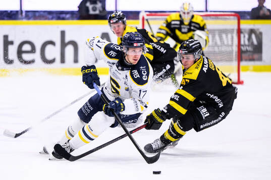 Södertäljes Carter Ashton och Västerås Patrick Guay