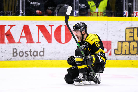 Västerås Konstantin Komarek jublar