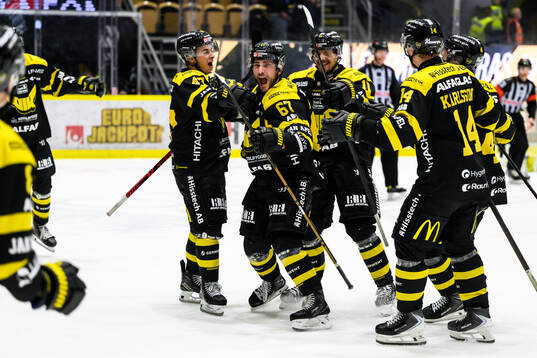 Västerås Konstantin Komarek jublar