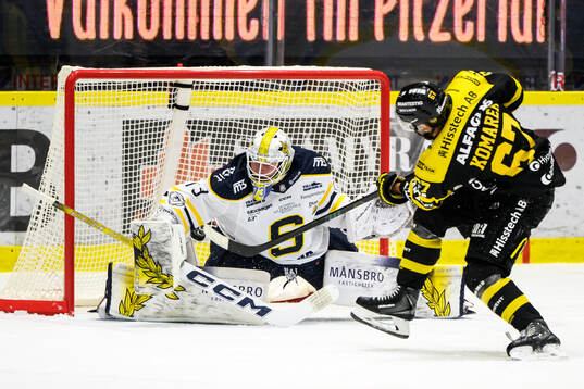 Västerås Konstantin Komarek gör 5-4 på Södertäljes