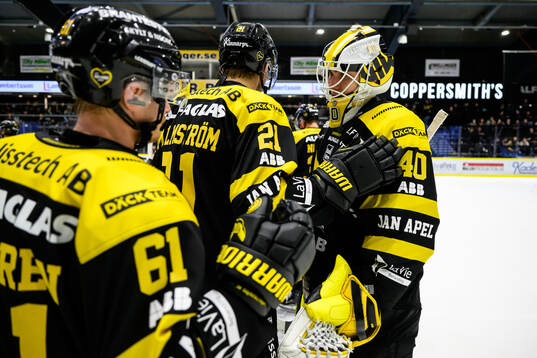 Västerås målvakt Rasmus Korhonen jublar