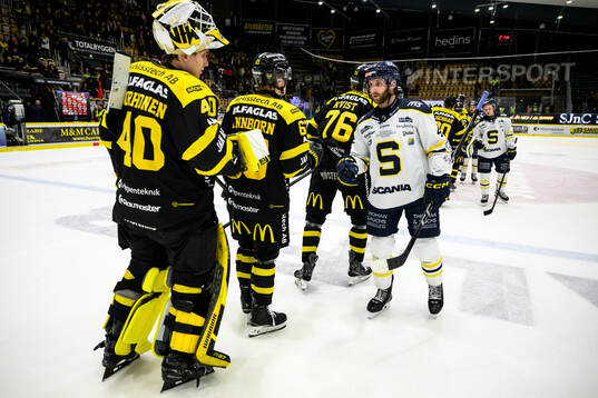 Västerås målvakt Rasmus Korhonen och Södertäljes