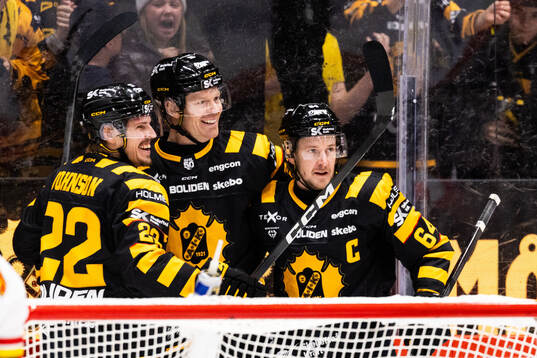 Skellefteås Lars Bryggman jublar med lagkamrater