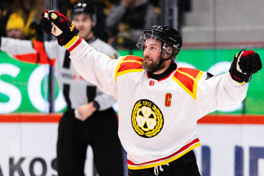 Brynäs Johan Larsson jublar