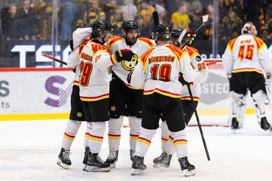 Brynäs Lucas Pettersson jublar med lagkamrater