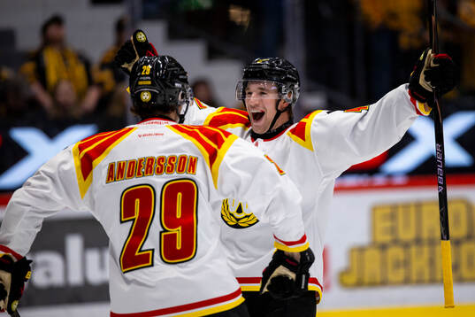 Brynäs Lucas Pettersson jublar med Axel Andersson