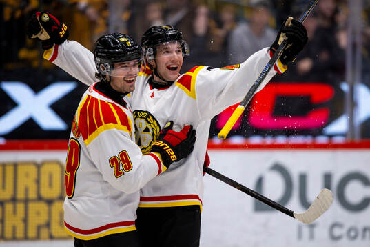 Brynäs Lucas Pettersson jublar med Axel Andersson