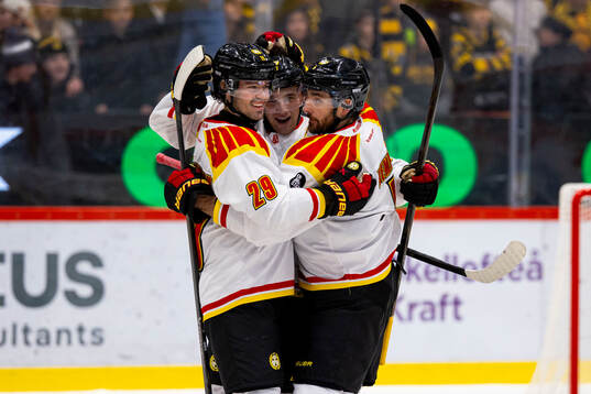 Brynäs Lucas Pettersson jublar med Axel Andersson och