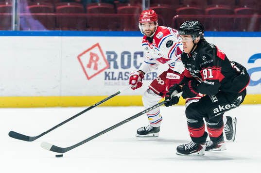 Timrås Emil Pettersson och Malmö Redhawks Axel Sundberg