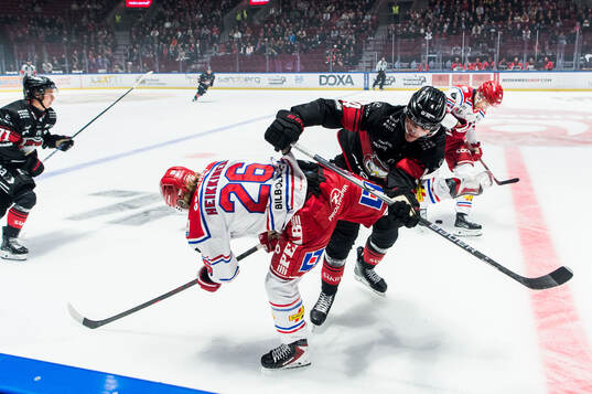 Timrås Anton Heikkinen och Malmö Redhawks Martin Schreiber