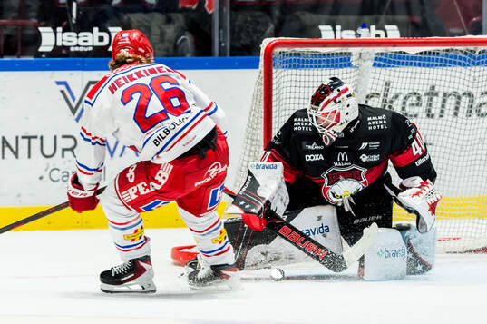 Timrås Anton Heikkinen och Malmö Redhawks målvakt Oskar