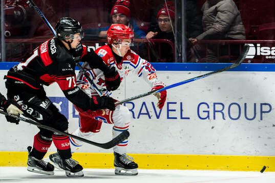 Malmö Redhawks Isac Nilsson och Timrås Linus Eriksson