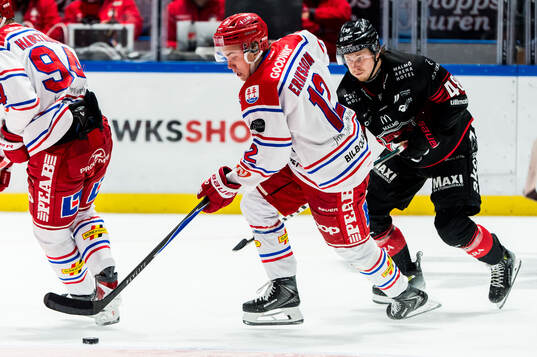 Timrås Linus Eriksson och Malmö Redhawks Lauri Pajuniemi