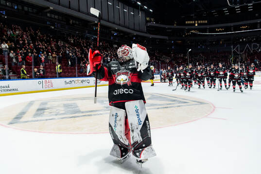 Malmö Redhawks målvakt Oskar Blomgren jublar