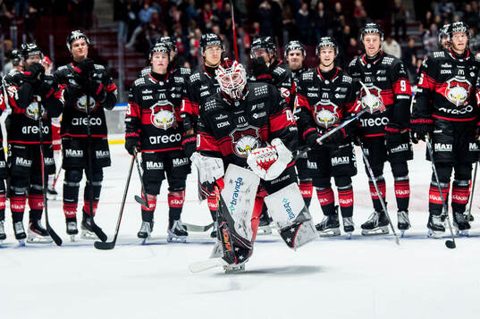 Malmö Redhawks målvakt Oskar Blomgren jublar
