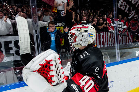 Malmö Redhawks målvakt Oskar Blomgren och supportrar
