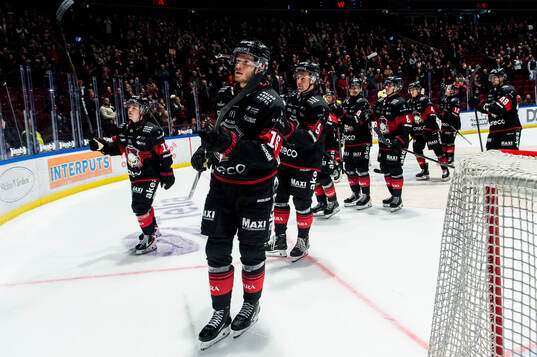 Malmö Redhawks Maximilian Eisenmenger och spelare jublar