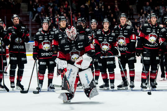 Malmö Redhawks målvakt Oskar Blomgren och spelare jublar