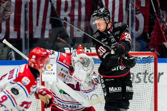 Timrås målvakt Tim Juel och Malmö Redhawks Thomas Berg