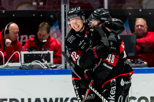 Malmö Redhawks Robin Salo och Lauri Pajuniemi jublar