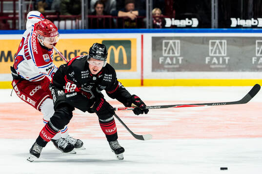 Timrås Sebastian Hartmann och Malmö Redhawks Robin Salo