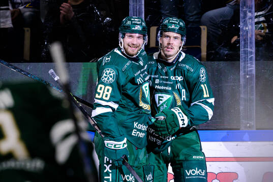 Färjestads Joakim Nygård jublar med Marian Studenic