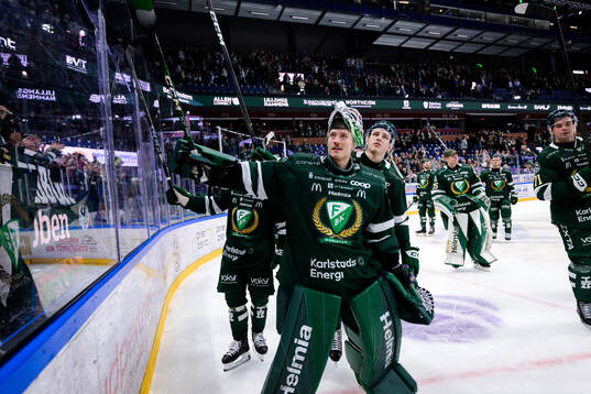 Färjestads målvakt Emil Larmi jublar