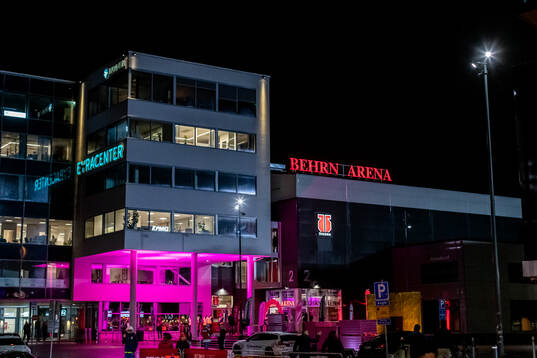 Behrn Arena med rosa ljus