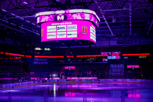Behrn Arena med rosa ljus