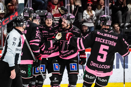 Örebros Noah Steen jublar med lagkamrater