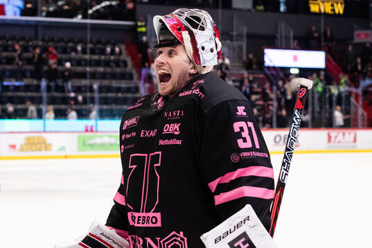 Örebros målvakt Jonas Arntzen jublar