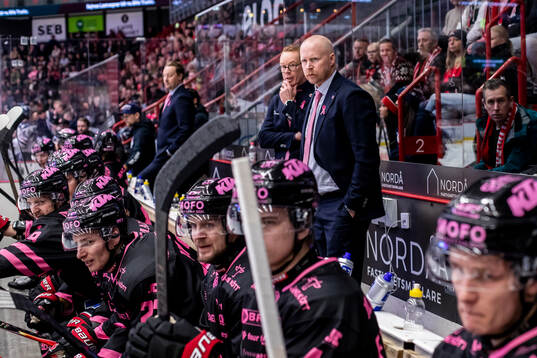 Örebros tränare Niklas Eriksson och assisterande tränare