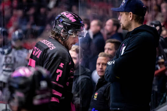 Örebros Luke Martin lämnar matchen