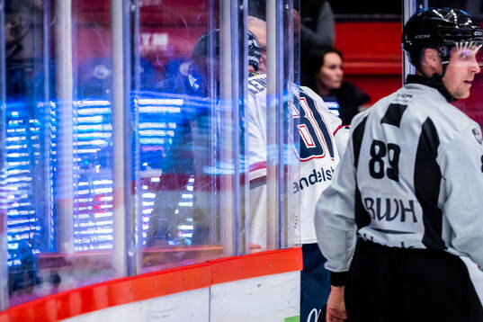Linköpings Theodor Lennström lämnar matchen