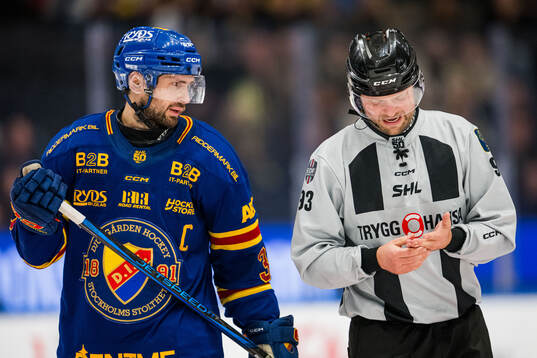 Djurgårdens Marcus Krüger och linjedomare Mathias